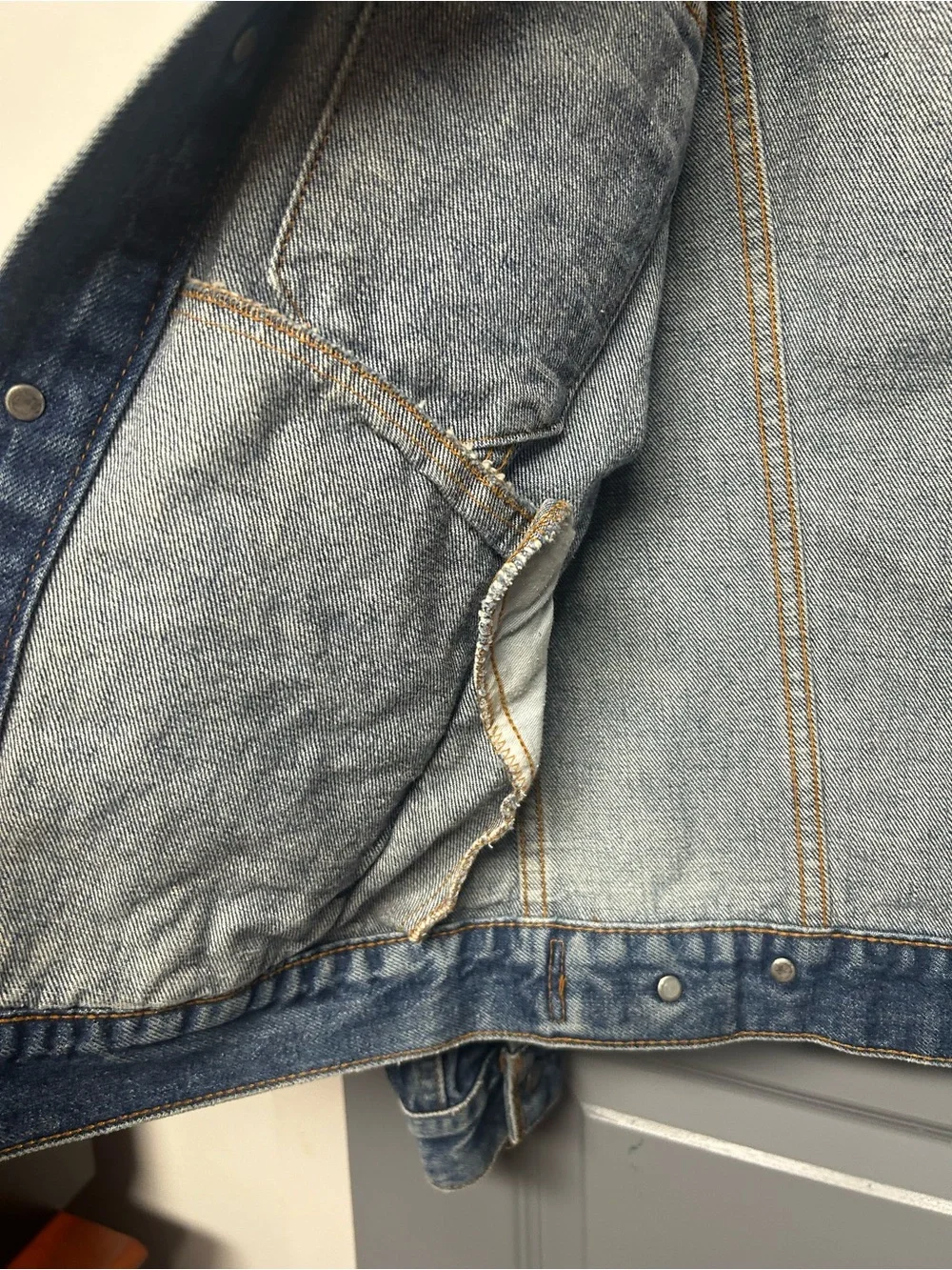 VINTAGE LEVI Strauss trucker style denim jacket. Size 38 . UNISEX EUC